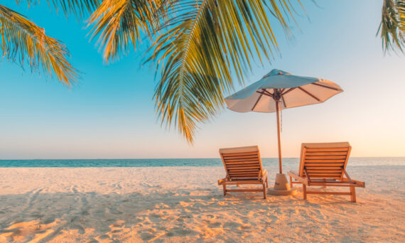 strand met ligbedjes